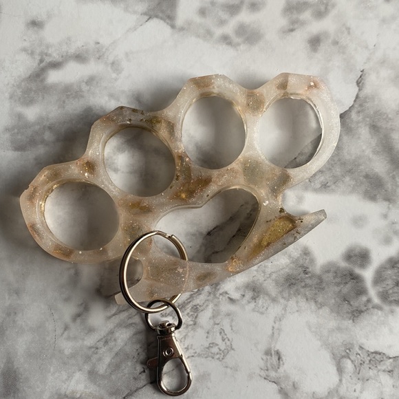 Gold knuckles keychain - Picture 2 of 5